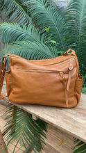 Carregar imagem no visualizador da galeria, Bolsa ÁTICA em couro legítimo