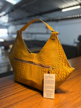 Carregar imagem no visualizador da galeria, Lançamento! Bolsa CAPRI em couro legítimo