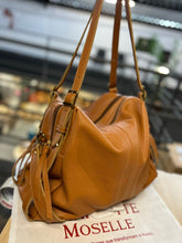 Carregar imagem no visualizador da galeria, Bolsa NORUEGA em couro Legítimo