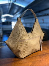 Carregar imagem no visualizador da galeria, Lançamento! Bolsa CAPRI em couro legítimo