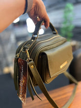 Carregar imagem no visualizador da galeria, Bolsa MÔNACO em couro legítimo