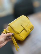 Carregar imagem no visualizador da galeria, Bolsa HOLIDAY em couro legítimo