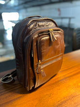 Carregar imagem no visualizador da galeria, Mochila Masculina GIBRALTAR em couro legítimo