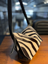 Carregar imagem no visualizador da galeria, Bolsa CARTEIRO LIVERPOOL em couro legítimo