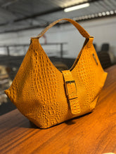 Carregar imagem no visualizador da galeria, Lançamento! Bolsa CAPRI em couro legítimo