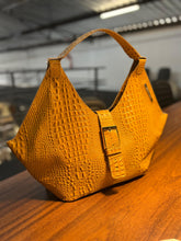 Carregar imagem no visualizador da galeria, Lançamento! Bolsa CAPRI em couro legítimo