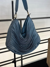 Carregar imagem no visualizador da galeria, LANÇAMENTO! Bolsa OCEANO em couro legítimo