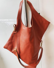 Carregar imagem no visualizador da galeria, Bolsa ABU DHABI em couro legítimo