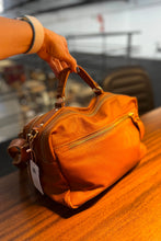 Carregar imagem no visualizador da galeria, Bolsa SUÍÇA em couro legítimo