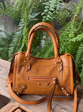 Carregar imagem no visualizador da galeria, Bolsa BALENCIAGGA em couro legítimo