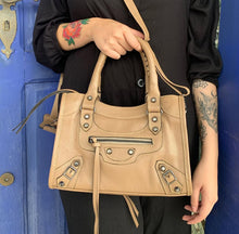Carregar imagem no visualizador da galeria, Bolsa BALENCIAGGA em couro legítimo