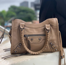 Carregar imagem no visualizador da galeria, Bolsa BALENCIAGGA em couro legítimo