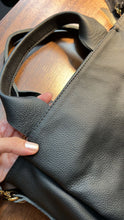 Carregar imagem no visualizador da galeria, Bolsa HOLANDA em couro legítimo