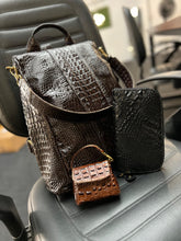 Carregar imagem no visualizador da galeria, Bolsa Mochila TOKYO antifurto em couro legítimo