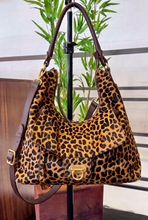 Carregar imagem no visualizador da galeria, Lançamento! Bolsa ROMÊNIA em couro legítimo