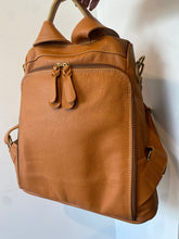 Carregar imagem no visualizador da galeria, Bolsa Mochila TOKYO antifurto em couro legítimo