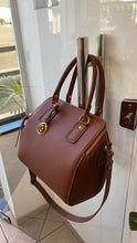 Carregar imagem no visualizador da galeria, Bolsa BERNA em couro legítimo