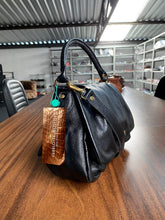 Carregar imagem no visualizador da galeria, Bolsa BOLÍVIA em couro legítimo