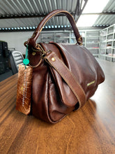 Carregar imagem no visualizador da galeria, Bolsa BOLÍVIA em couro legítimo