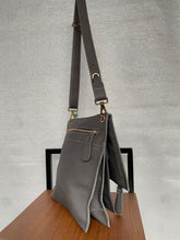 Carregar imagem no visualizador da galeria, Bolsa DIJON em couro legítimo