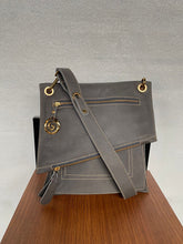 Carregar imagem no visualizador da galeria, Bolsa DIJON em couro legítimo
