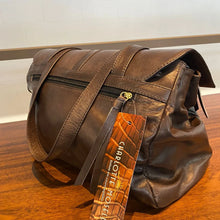 Carregar imagem no visualizador da galeria, Bolsa CHILE em couro legítimo