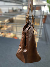 Carregar imagem no visualizador da galeria, Bolsa COLISEU em couro legítimo