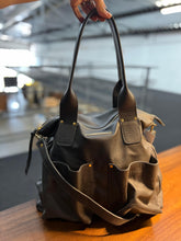 Carregar imagem no visualizador da galeria, Bolsa VALÊNCIA em couro legítimo