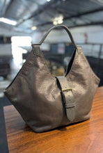 Carregar imagem no visualizador da galeria, Lançamento! Bolsa CAPRI em couro legítimo