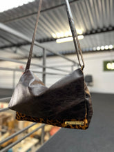 Carregar imagem no visualizador da galeria, Bolsa CARTEIRO LIVERPOOL em couro legítimo