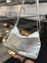 Carregar imagem no visualizador da galeria, Bolsa CARTEIRO LIVERPOOL em couro legítimo