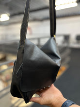 Carregar imagem no visualizador da galeria, Bolsa CARTEIRO LIVERPOOL em couro legítimo