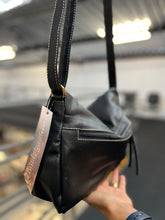 Carregar imagem no visualizador da galeria, Bolsa CARTEIRO LIVERPOOL em couro legítimo