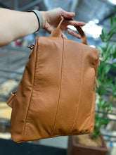 Carregar imagem no visualizador da galeria, Bolsa Mochila TOKYO antifurto em couro legítimo