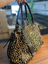 Carregar imagem no visualizador da galeria, Bolsa SANTORINI em couro legítimo