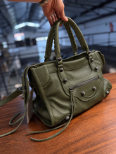 Carregar imagem no visualizador da galeria, Bolsa SPALLA (inspiração Balenciagga) em couro legítimo