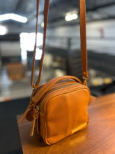 Carregar imagem no visualizador da galeria, Bolsa CANCUN em couro legítimo