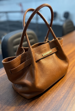 Carregar imagem no visualizador da galeria, LANÇAMENTO! Bolsa BONATA em couro legítimo