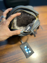 Carregar imagem no visualizador da galeria, Bolsa CANCUN em couro legítimo