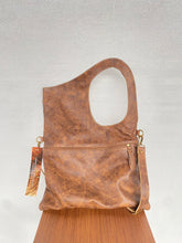Carregar imagem no visualizador da galeria, Bolsa ABU DHABI em couro legítimo