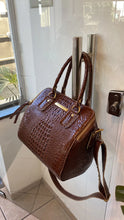 Carregar imagem no visualizador da galeria, Bolsa BERNA em couro legítimo