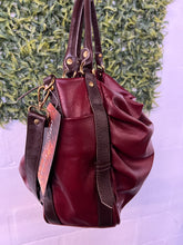 Carregar imagem no visualizador da galeria, Bolsa HAIA em couro legítimo