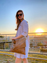 Carregar imagem no visualizador da galeria, Bolsa ABU DHABI em couro legítimo