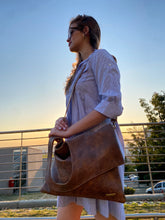 Carregar imagem no visualizador da galeria, Bolsa ABU DHABI em couro legítimo