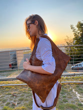 Carregar imagem no visualizador da galeria, Bolsa ABU DHABI em couro legítimo