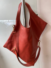 Carregar imagem no visualizador da galeria, Bolsa ABU DHABI em couro legítimo