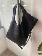 Carregar imagem no visualizador da galeria, Bolsa ABU DHABI em couro legítimo