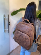 Carregar imagem no visualizador da galeria, Mochila TORONTO em couro legítimo