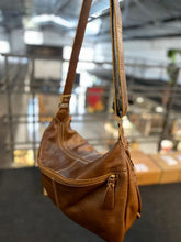 Carregar imagem no visualizador da galeria, Bolsa MYANMAR em couro legítimo