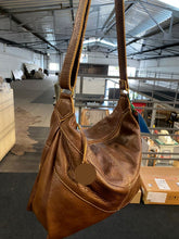 Carregar imagem no visualizador da galeria, Bolsa MYANMAR em couro legítimo